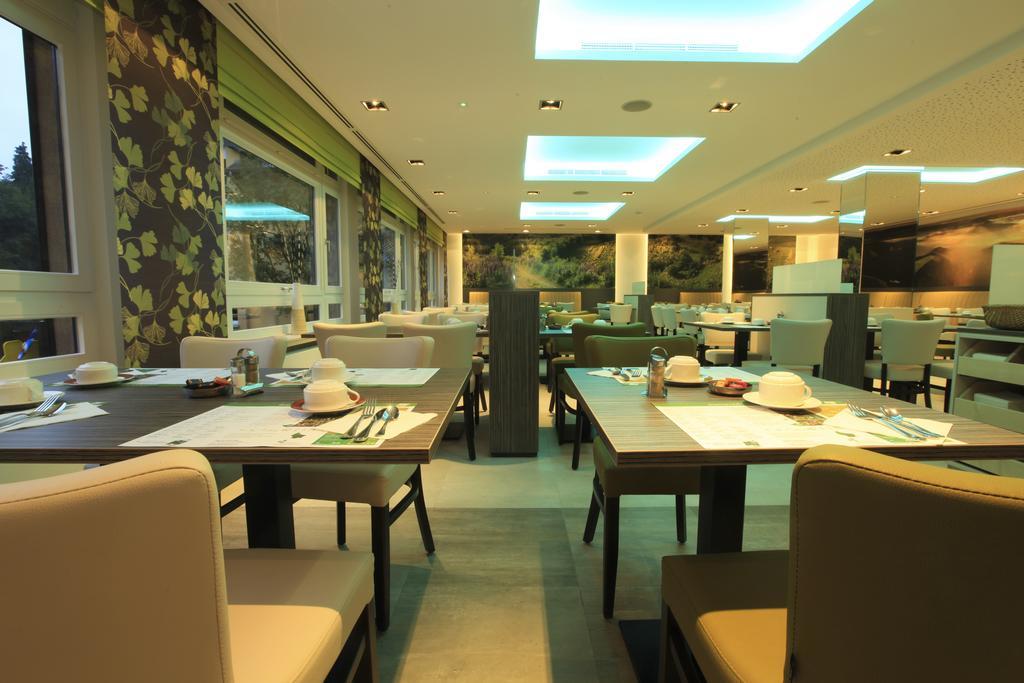 Du Commerce - Restaurant La Table De Hotel